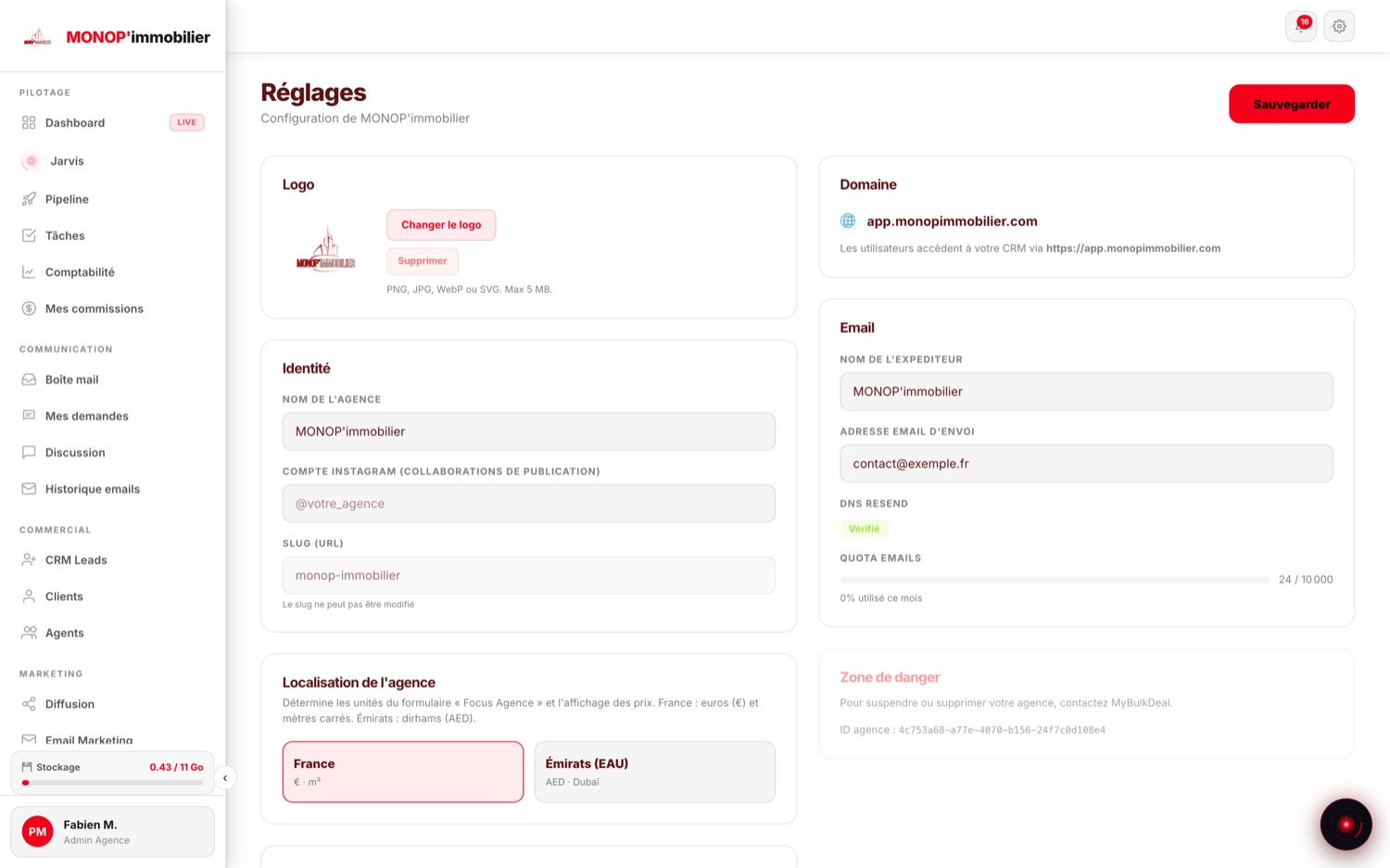 Écran Réglages : logo de l'agence, nom, slug, domaine app.monopimmobilier.com, expéditeur des e-mails et quota mensuel.